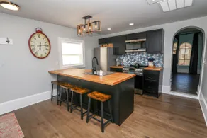 Charming apt w/private deck - Image 2