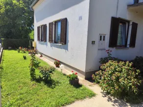 Retro house with big yard. - Image 3