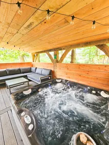 Lakeside Luxury Hot Tub Lodge - Image 2