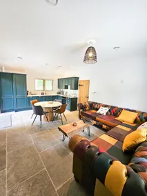 Lakeside Luxury Hot Tub Lodge - Image 4