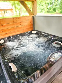 Lakeside Luxury Hot Tub Lodge - Image 5