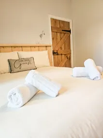 Lakeside Luxury Hot Tub Lodge - Image 3
