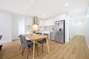 Sunny 2 bedrooms + sofa bed: close to Train/shops - Image 3