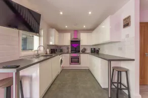 Modern Fully Renovated 4 Bedroom - Image 3