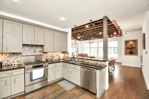 Stunning Home•3BDR•5Beds ft. SkylineView•BBQ•Patio - Image 5