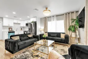 Elegant, modern home 10 min fr Clw Beach sleeps7 - Image 2