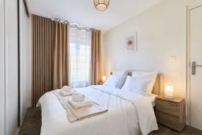 The Sparkling • Downtown Station • Cozy • Netflix - Image 2