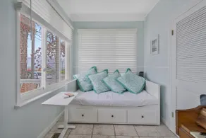 Cozy Waterfront Cottage - Pet Friendly - Image 4