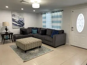 Cozy 3-bed home with Pool - Image 5