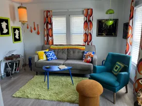 Retro Retreat: Cozy Mini Home - Image 4