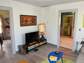 Retro Retreat: Cozy Mini Home - Image 5