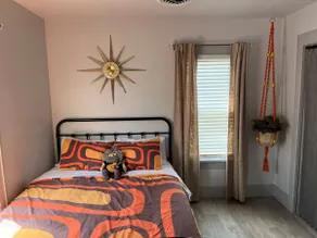 Retro Retreat: Cozy Mini Home - Image 2