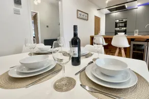 Derbe House, Spacious 3 bedroom house, Sleeps 6 - Image 5