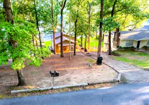 Hamilton 'Lakefront' Cottage - Image 3