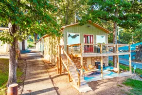 Hamilton 'Lakefront' Cottage - Image 2