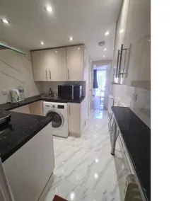 2 bed | Heathrow| London| Free parking| Fast Wifi - Image 2