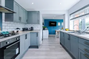 NEW! 3-Bed Stunning Bungalow in Wrexham by 53 Degrees Property, Ideal for Groups, FREE Parking! - Image 2