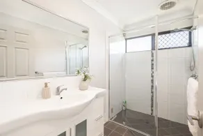 Family Rocklea 3BR | Spacious w/ Parking | 219D3 - Image 2