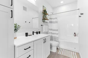 Queen BR | Balcony | Gym | 10 Min to DT & Stadium - Image 4