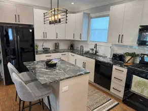 Renovated Duplex Sleeps 7 • Parking • Near Chicago - Image 5