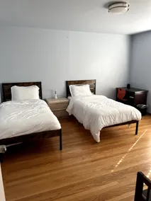 Sleeps 5 SF House Garage Pkg B'kyard Close to Dtwn - Image 2