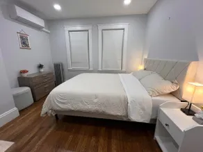 Bright 2BR Near Davis Sq 6mins walk to T with AC - Image 2