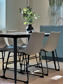 2 BEDS • Private Parking • Bright City Stay - Image 3