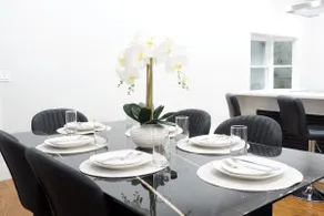 Modern 5BR | Near Subway & Downtown | Free Parking - Image 5