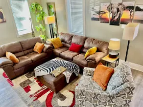 Spacious Family Friendly w/Crib & Secured Parking - Image 4