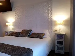 ”Alhambra” Suite with Jacuzzi Al-Hammam House - Image 5