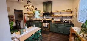 Modern home in Topeka - Image 4