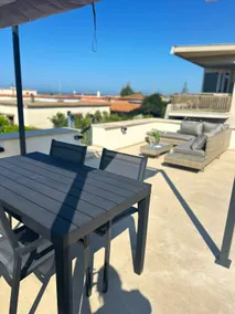 Private suite with sea view - Image 2