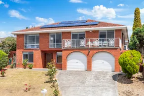 Spacious Family Home with Views - Image 4