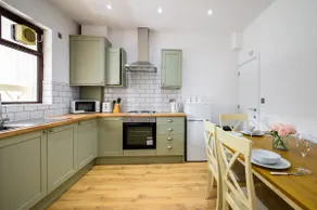 Beautiful 2 Bedroom House in Atherton, Free Parking - Image 2
