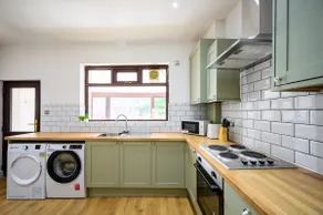 Beautiful 2 Bedroom House in Atherton, Free Parking - Image 4