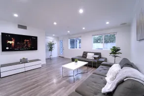 Stylish 3BR + King Bed + Fire Pit + Near Universal - Image 3