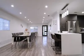 Stylish 3BR + King Bed + Fire Pit + Near Universal - Image 4