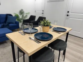 Cozy 2-bedroom suite in Calgary - Image 2