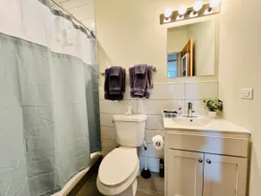 Sunny Cozy Spacious Boho-Chic Condo in Bridgeport - Image 5