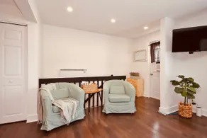 Downtown Suite - Central Location - Image 2