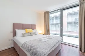 CENTRAL DUBLIN SMITHFIELD MARKET BEAUTIFUL APT 6. - Image 3