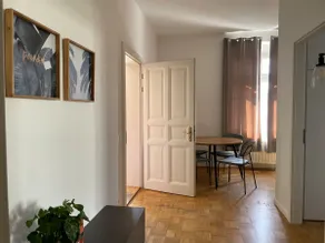Spacious 5 Bedroom Apartment w/Balcony for Groups - Image 2