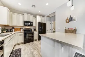 Exquisite 3 bedroom, 2.5 bath! - Image 4
