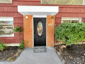 Stylish 2BR/2BA Close to Lake WA - Image 3