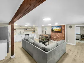 Stylish 2BR/2BA Close to Lake WA - Image 4