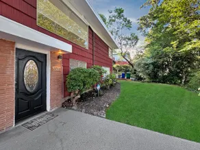 Stylish 2BR/2BA Close to Lake WA - Image 2