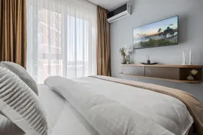 Luxury East Apartment/ free parking & remote work - Image 2