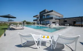 Omnia Luxury Villa, 100m2 Pool, Whirlpool & Gym, By ThinkVilla - Image 3