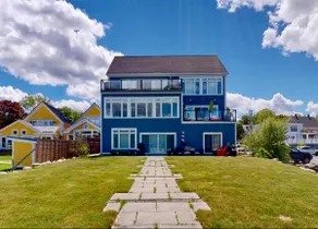 Prime location on the waterfront in Mahone Bay - Image 5