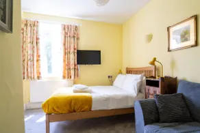 Cotswold Village Farmhouse 3 ensuite bed parking - Pass the Keys - Image 3